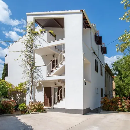 Nives In The Center - Free Parking Apartment