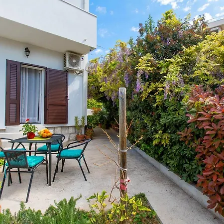 Nives In The Center - Free Parking Apartment *