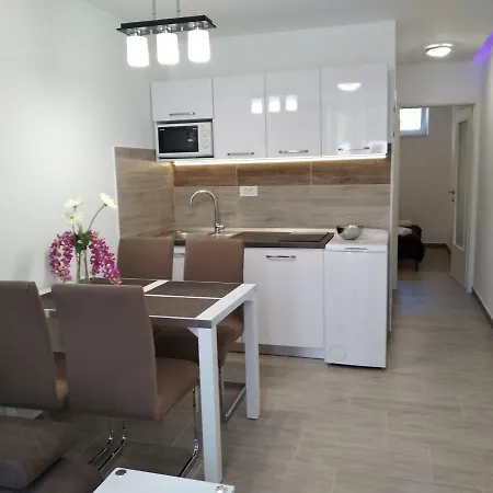 Nives In The Center - Free Parking Apartment *