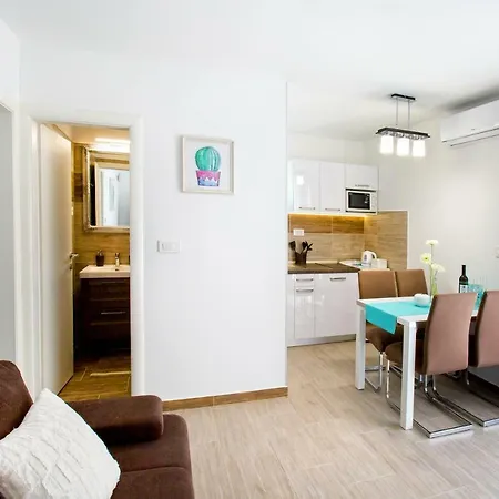 Nives In The Center - Free Parking Apartamento