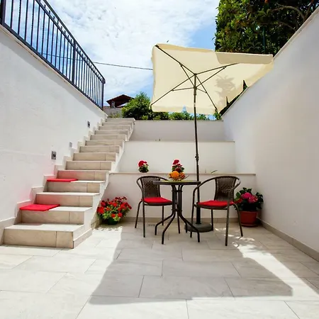 Nives In The Center - Free Parking Apartment